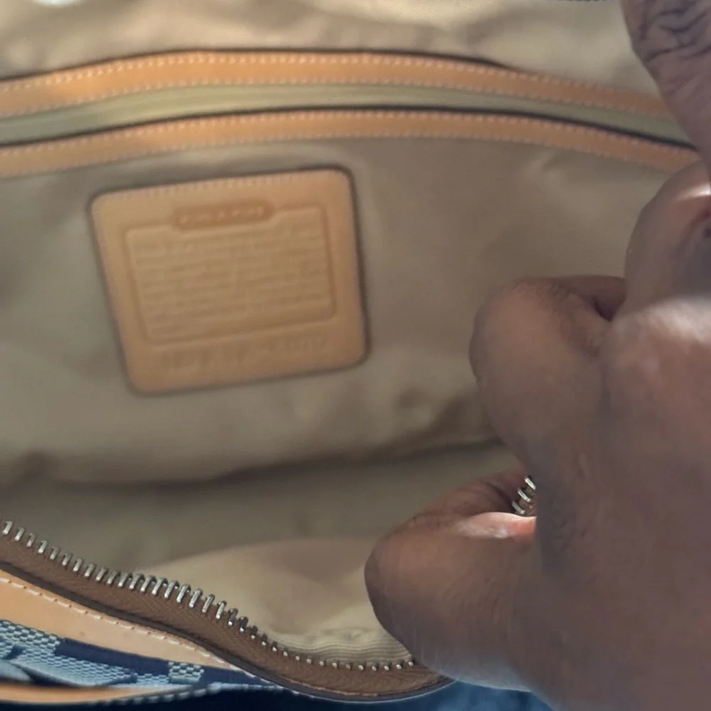 Signature C Coach Hobo - Picture 3 of 6